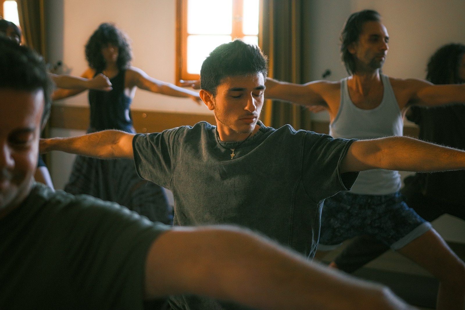 Sala de yoga con esterillas preparadas para la clase